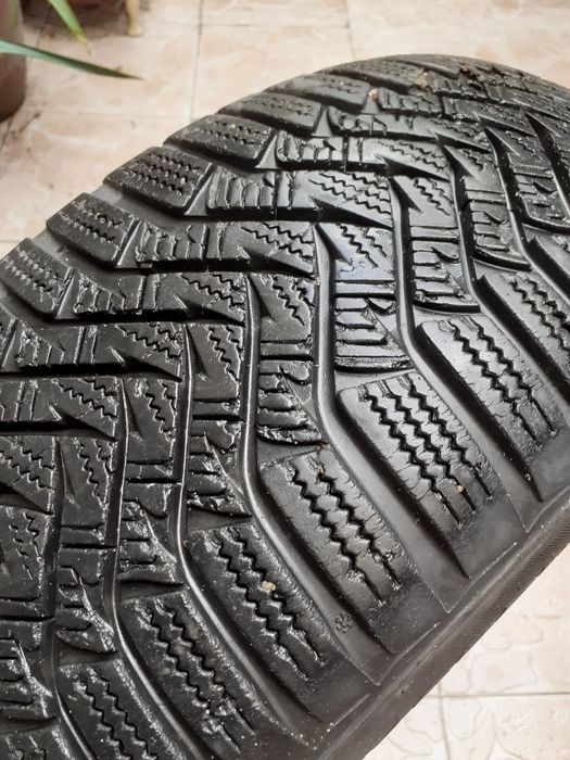 Зимна гума 205/60 R16 92H,много запазена с хубав протектор,
