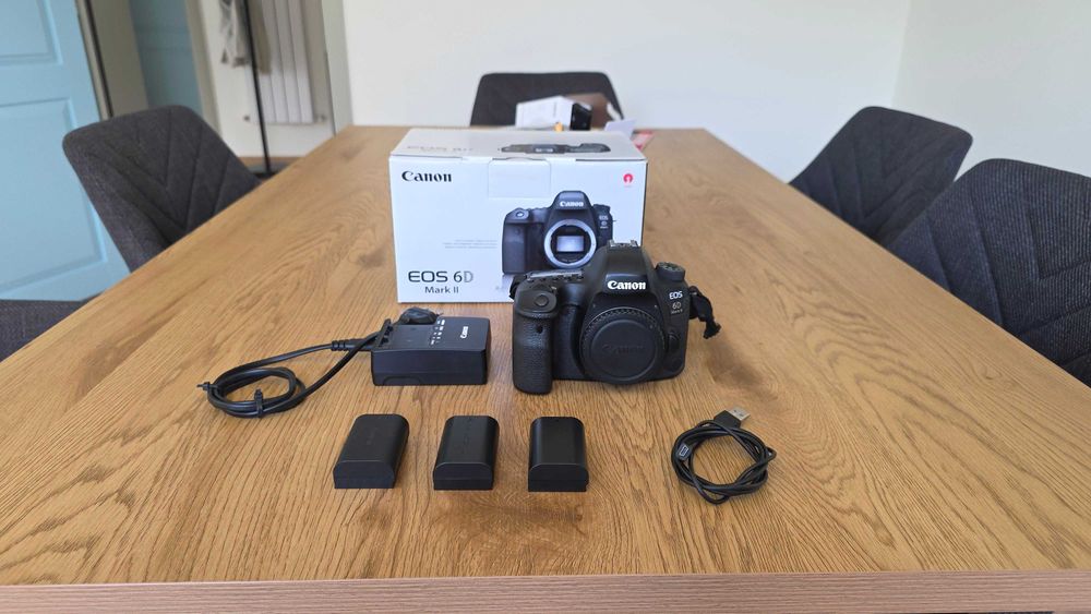 Aparat foto Canon 6D Mark II Full Frame + 3 baterii + cutie si acte