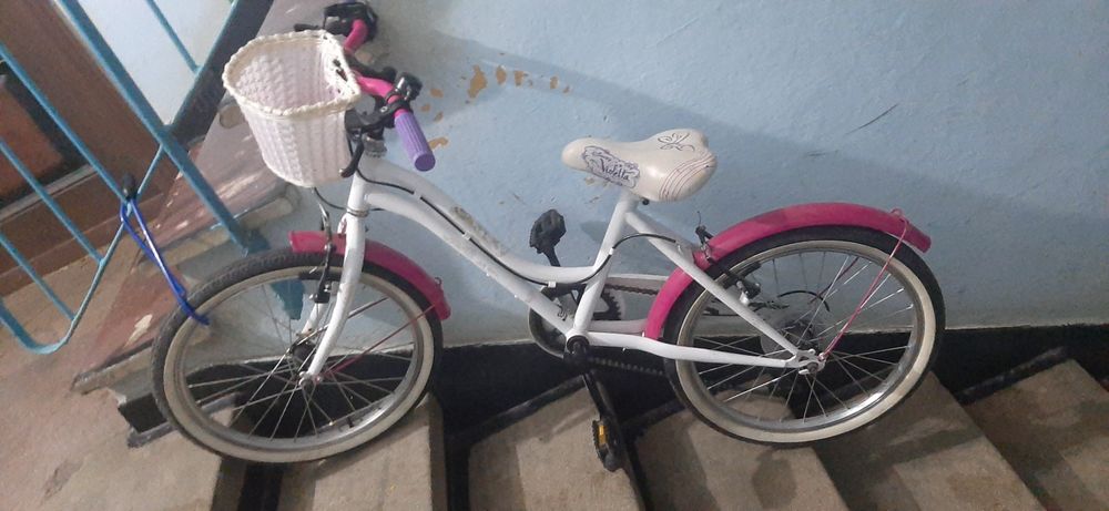 Aceasta este o bicicletă de fete Disney Violetta