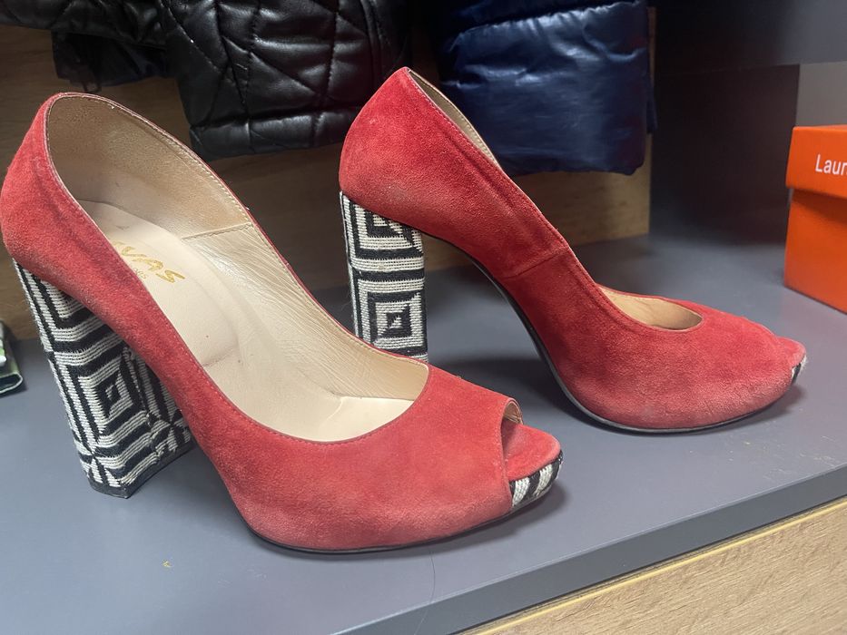 Червен велур 38 номер запазени без забележки