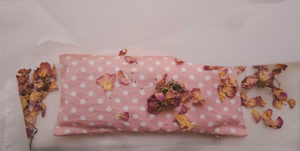 Възглавничка за очи с роза и спелта