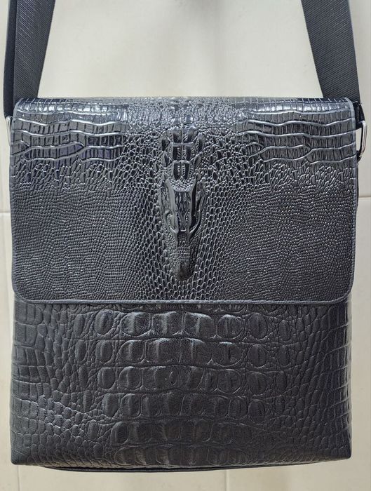 Сумка  черная на ремне