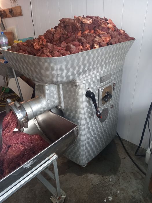 Продавам професионални машини за месопреработка