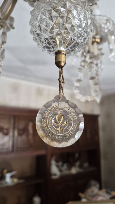 Candelabru din cristal.