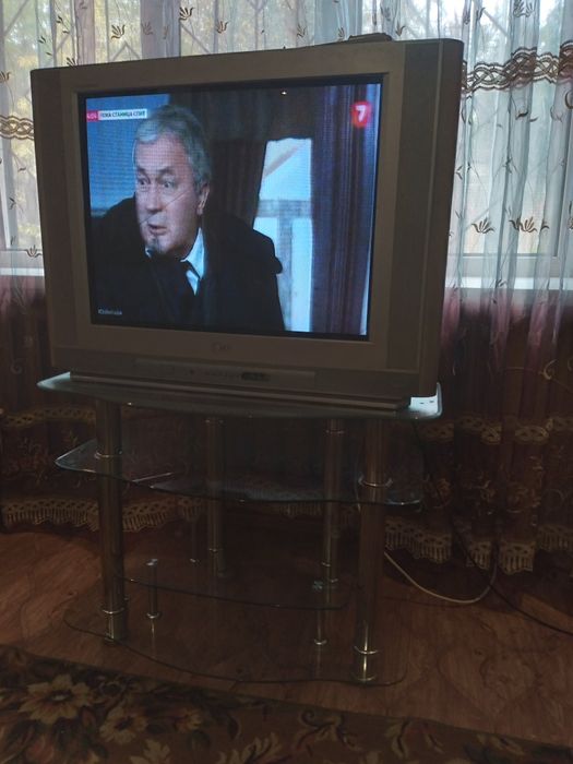 Телевизор LG , с подставкой