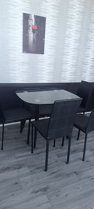 Продам стол стеклянный и 4 стула (комплект)