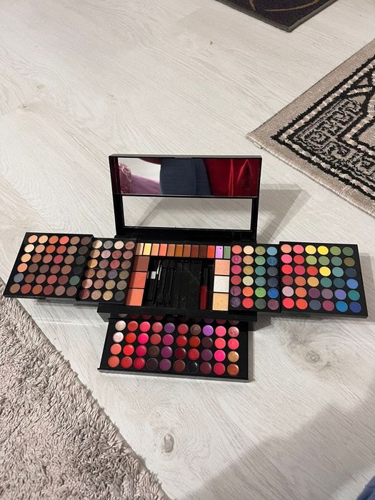 Trusa machiaj putin folosita decât 2 culori