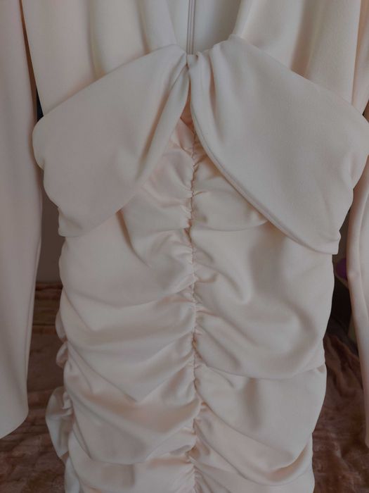 Rochie de seara ideala pentru o ocazie speciala. Cambrata pe corp, cu un design special