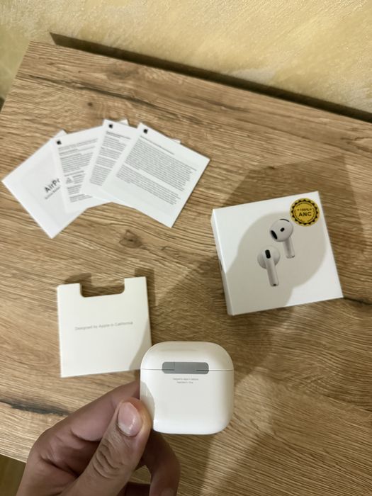 Air Pods 4 originale, cu noise cancelling si incarcare magsafe