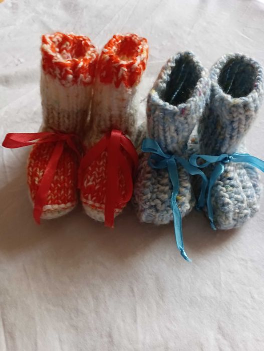 Продам  распашонки , пинетки , шапочки,  боди