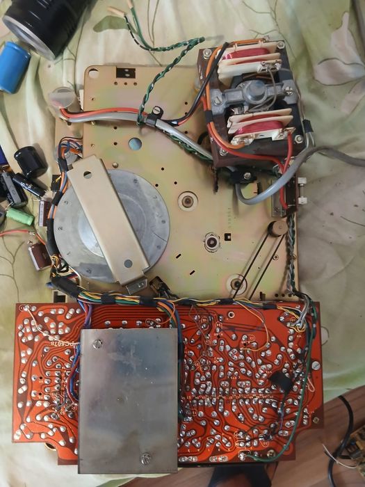 Vând magnetofon pentru piese de schimb-Ferguson 3245