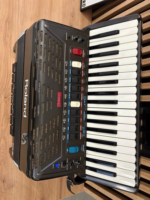 Roland FR3S cu 120 de basi