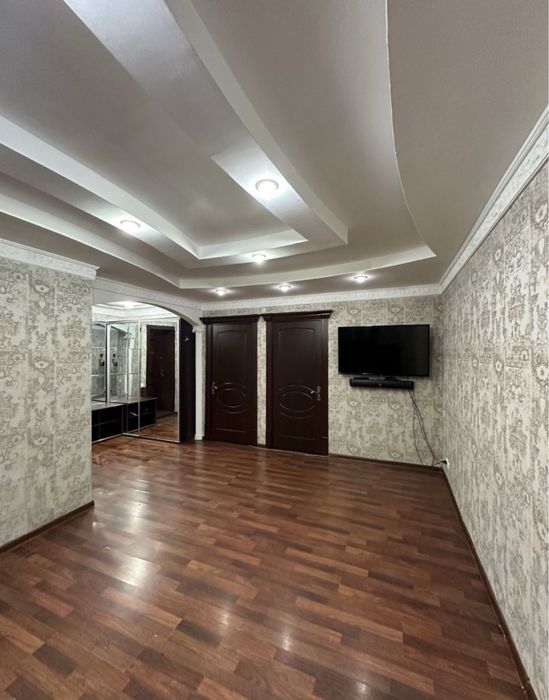 Срочно продаётся квартира Метро Мирзо Улугбек 9-квартиил кирпич 2/6 ба