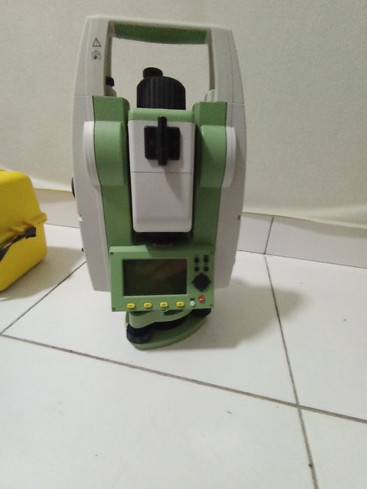 Тахеометр Leica в комплекте.