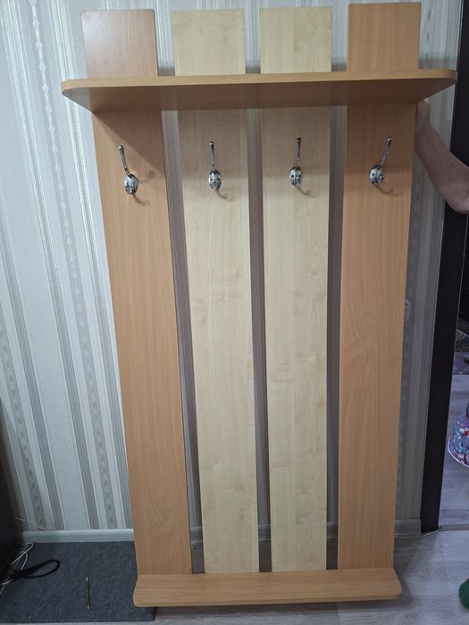 Продам вешалку с полками