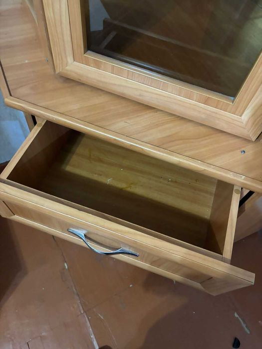 Отдам бесплатно угловой сервант (буфет)