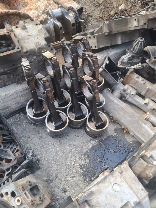 Шатуны и головки на КАМАЗи другие запчасти от двигаиеля