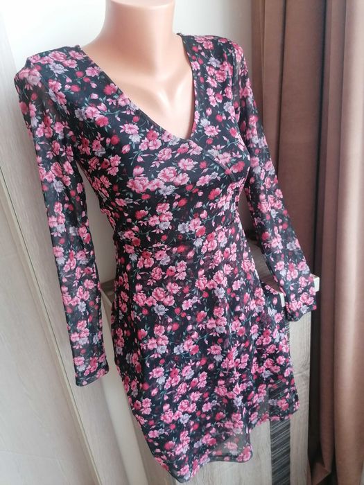 Красива рокля с рози