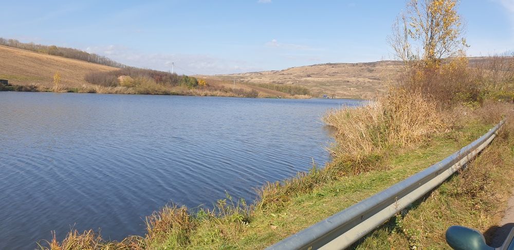 Teren intravilan cu front la Lac