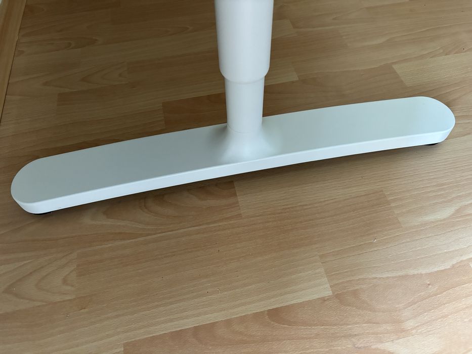 Ъглово офис бюро с регулиране на височината IKEA BEKANT с мрежа отдолу