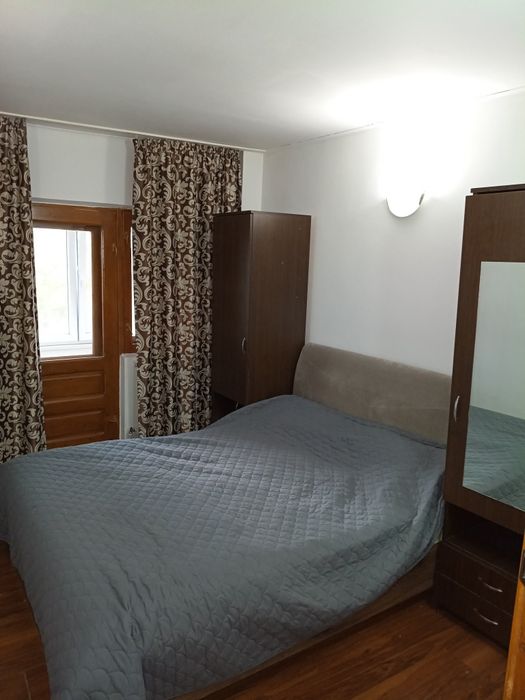 Apartament cu 3 camere de închiriat