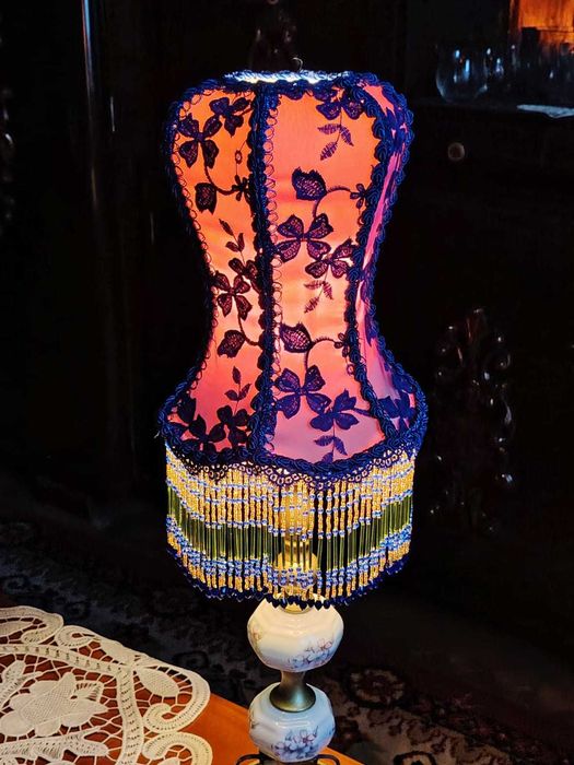 Abajur albastru si franjuri de margele pentru veioza