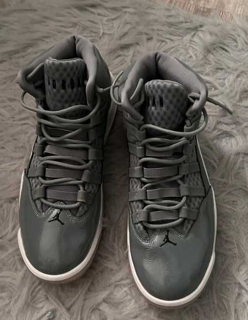 Jordan Max Aura Grey – mărimea 44, stare foarte bună
