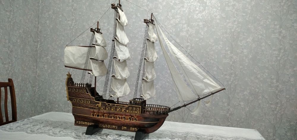 Корабль сувенир из древесины