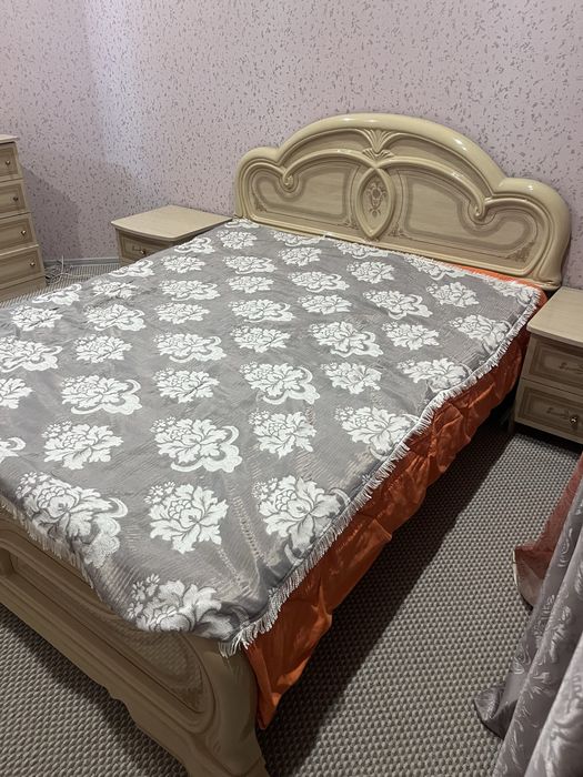 кровать и 2 тумбы