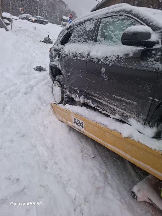 Vând mașina accidentată jeep Cherooke