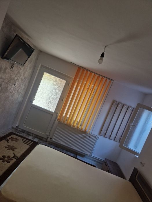 Închiriez 2 camere la casă