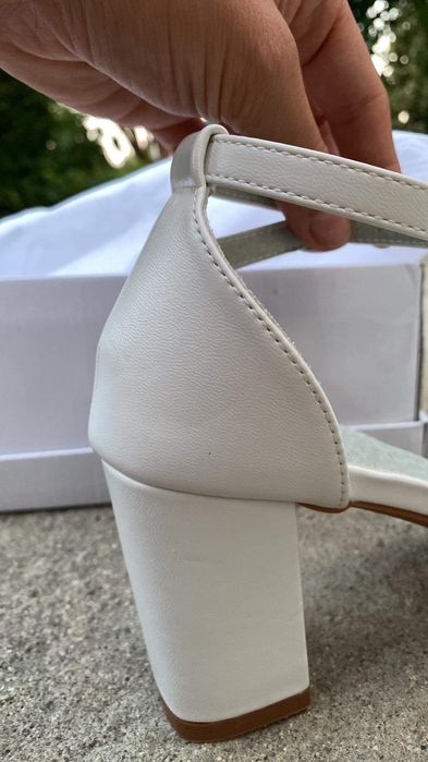 Сватбени бели обувки