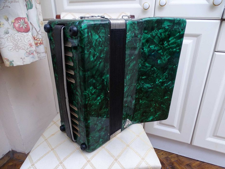 Много запазен стар акордеон Велтмайстер 60 баса