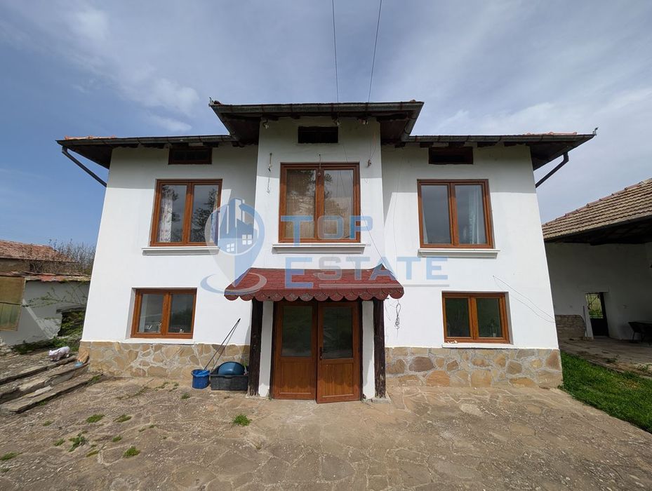 Двуетажна къща с голям двор и кладенец в село Ресен