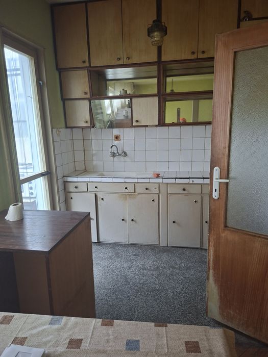 Продавам тристаен апартамент до Мед институт,ТЕЦ,ет2