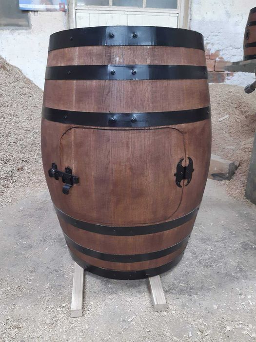 Дървени маси и столове, шкафове тип буре.