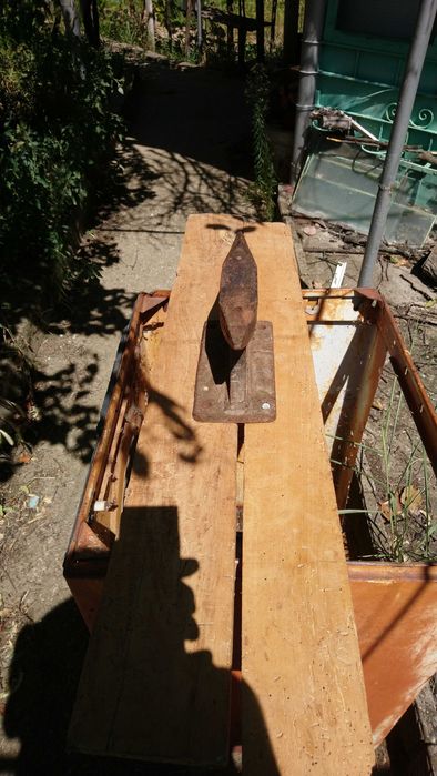 Стара стоманена наковалня.