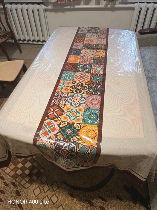 Срочно продается Кухонный стол-трансформер + 3 стула (2 стула в подаро