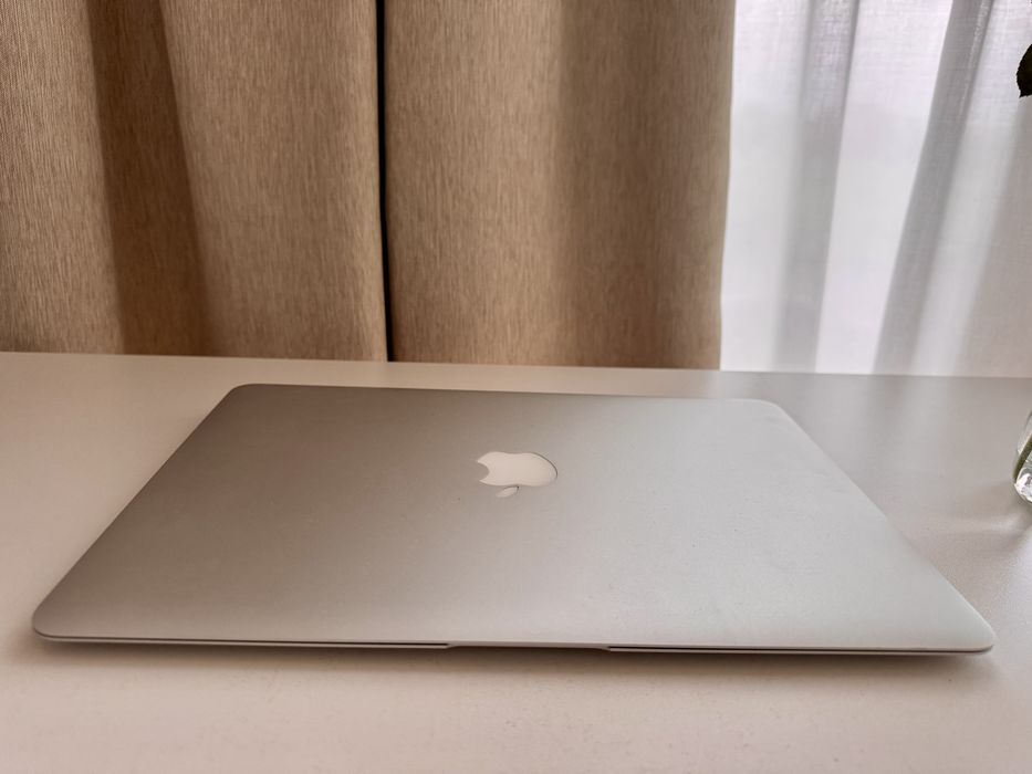 Vând MacBook Air 13” 2017 - i7, 8GB RAM, stare bună Bucuresti