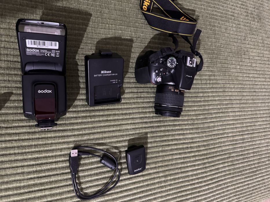 Nikon D5300 18-55VR si blitz godox tt560 II fullbox