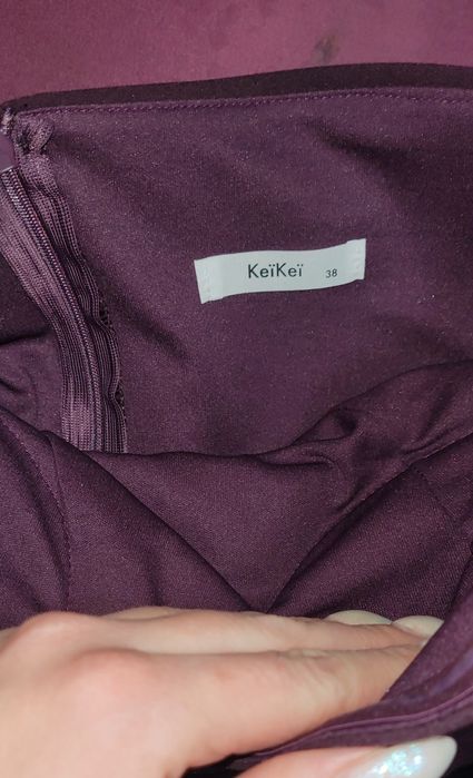 Елегантна рокля с един ръкав и камъчета