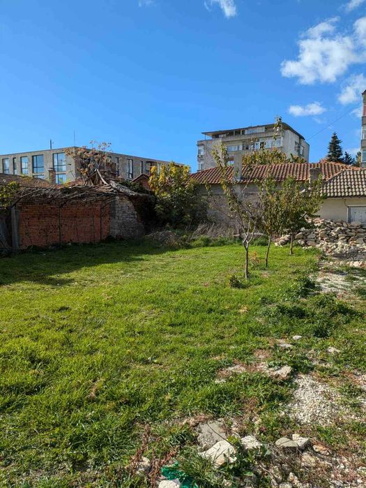 Продава къща с парцел - център Каварна