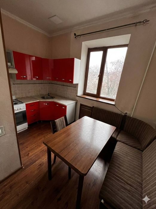 Продаётся 2х ком Высокопотолочка Чиланзар 1.   2/4/4