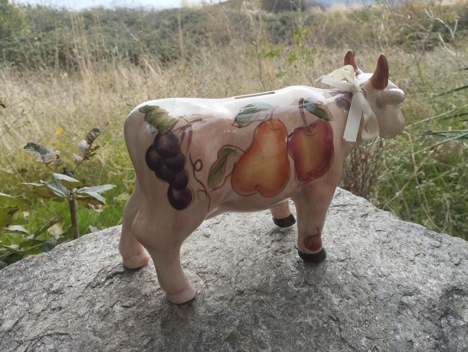 Порцеланова декоративна фигурка на крава-касичка