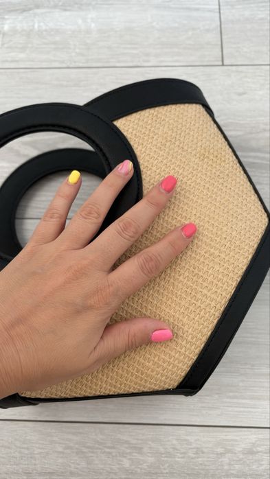 Малка стилна дамска чанта H&M