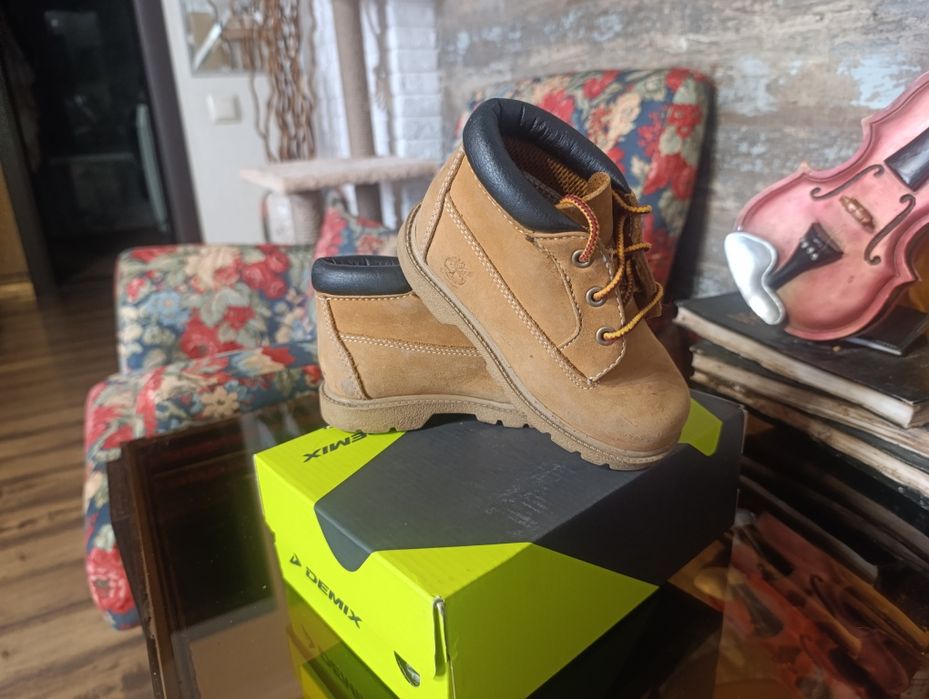 Обувь детскую брендовую продам