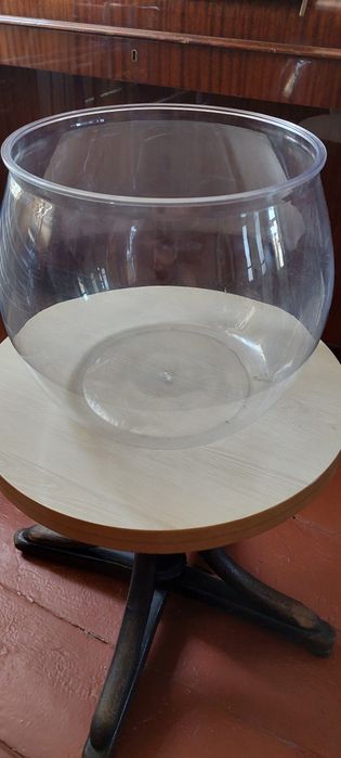 Продаю круглый аквариум. Небьющийся.