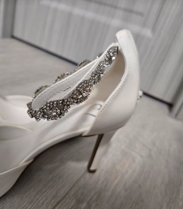 Pantofi cu toc albi