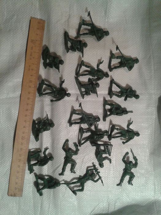 Фигуры солдат из пластика