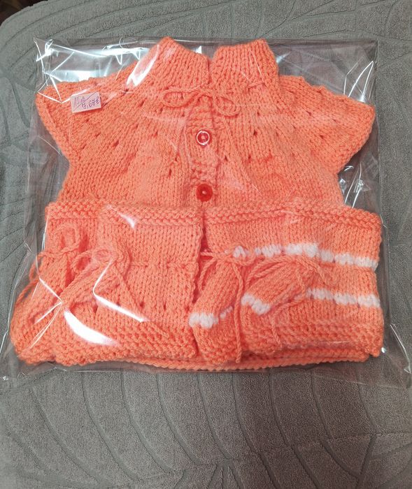 Бебешко елече,ръчно плетиво